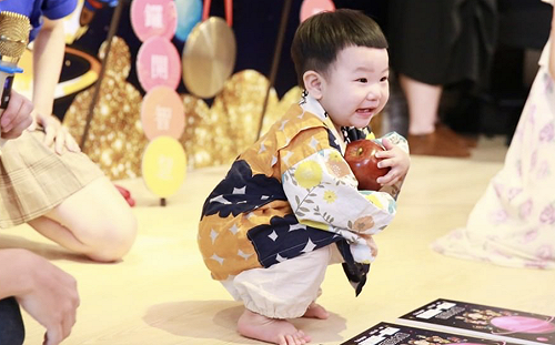 蔡波能滿一歲了！愚人節舉辦抓周活動