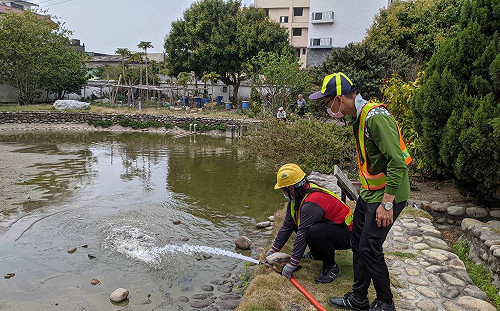 乾旱威脅魚群生存  中市清潔隊急送水救魚命