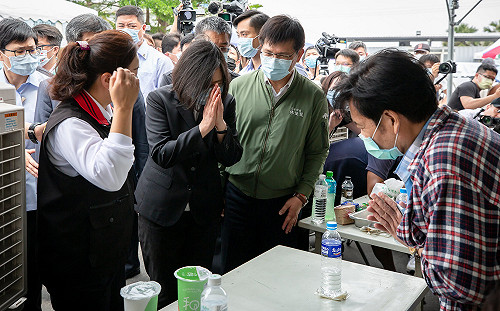 蔡英文赴花蓮殯儀館捻香 家屬哭喊「都找不回來了」　