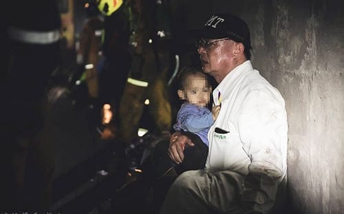 白袍醫隧道內緊抱男童！暖心畫面曝