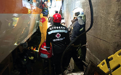 買站票要怎麼站？專家籲避開「潰縮區」 台鐵回應：別站連通道