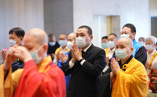 侯友宜赴佛光山擇善寺祈福　願逝者安息、生者平安