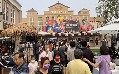 復古風HOLO PARK映像鹽埕開幕  全球首座7D浮空劇院亮相