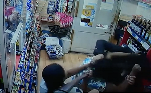 (影) 現場直擊! 英國女店主機警壓制劫匪 拯救哥哥一命大呼「英雄」