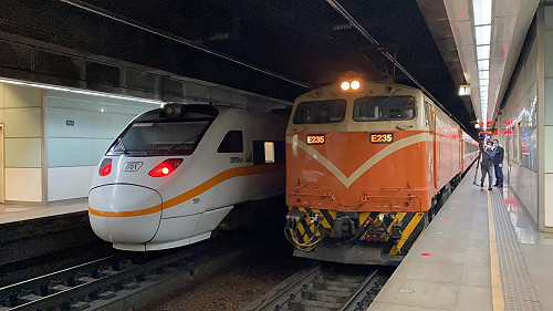 現場直擊》台鐵太魯閣號殉職司機員頭七 台鐵司機員鳴笛追悼