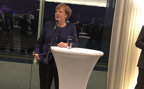 不畏「血栓」副作用！德國總理梅克爾信任AZ疫苗 今公開接種力挺