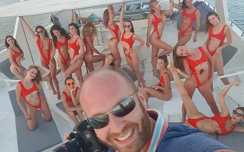 杜拜陽台拍11裸女排排站 奢華烏裔美籍商人政、商兩面光