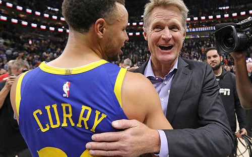 巫師雙槍來勢洶洶　柯瑞拚延續30