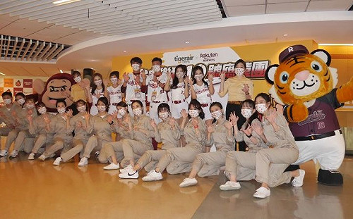 樂天虎航聯名首飛　女孩空中應援!