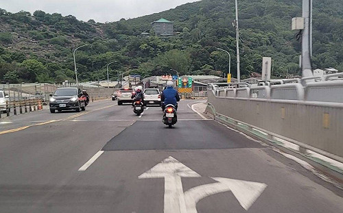 關渡大橋路面補丁嚴重　新北議員憂騎士行車安全