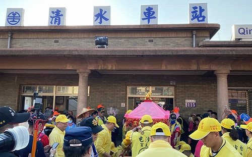 白沙屯媽祖鑾轎狂晃 停駕清水車站 信徒直呼：來給台鐵加持