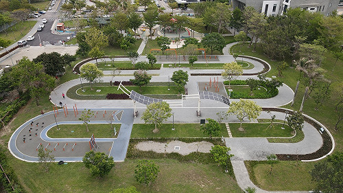 台中特色公園再＋1！攀爬西瓜變身孩童遊樂天堂