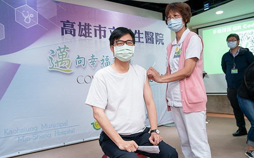 接種COVID-19疫苗  陳其邁：短暫針刺疼痛換來保護力