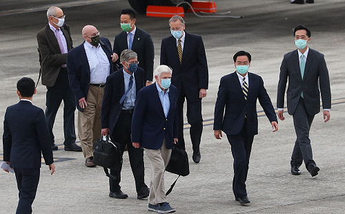 藍營嗆年輕人「不怕衝突卻不願當兵」　苦苓狠酸：可以再賤一點！