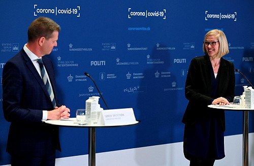 (影)丹麥宣布全面停用AZ疫苗！女官員記者會上無預警昏迷重摔倒地