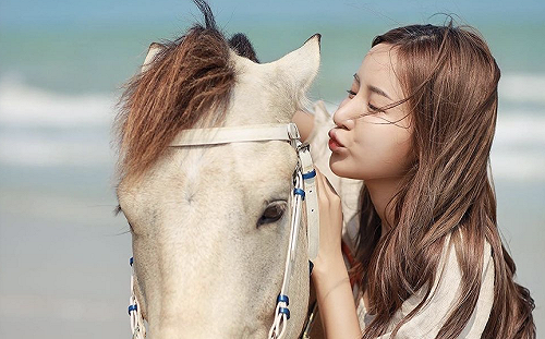 與馬超甜互動！網紅舉動引網心動