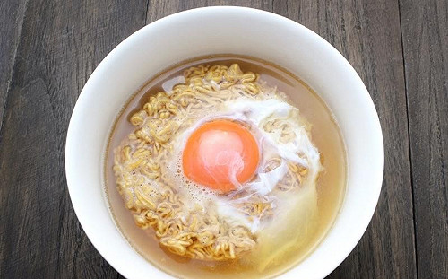 深夜回家老婆煮泡麵！喊這句臉綠了