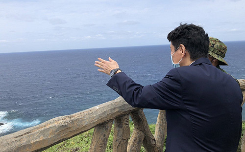 發布美日聯合聲明後 日本防衛大臣赴與那國島遠眺台灣