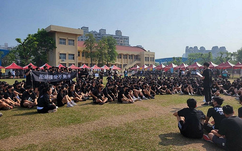 鳳山高中校慶學生黑衣抗議  教部盼落實校務民主