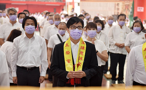 高雄意誠堂關帝廟祈雨  陳其邁主祭官恭讀疏文