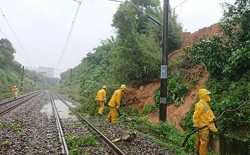 竹北華城邊坡坍塌7個月卻僅蓋帆布？！台鐵：已辦理改善工程