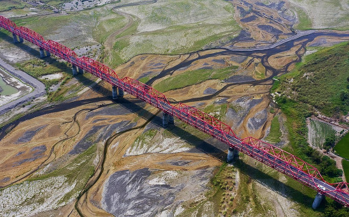 乾枯現奇景！西螺大橋濁水溪震撼空拍照曝光