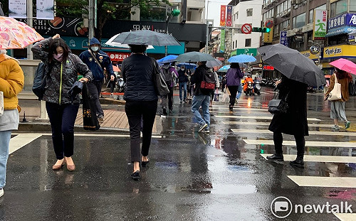 東半部及中南部山區  注意局部較大雨勢