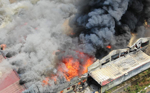 嘉縣工廠大火污染物疑飄至台南  環保局︰減少外出