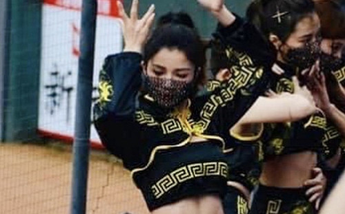 啦啦隊女孩大秀川字肌！楚知嫣超興奮：放大到模糊