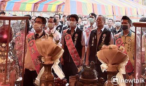 台南下雨了！黃偉哲赴保安宮參拜祈雨 「有拜有保庇」