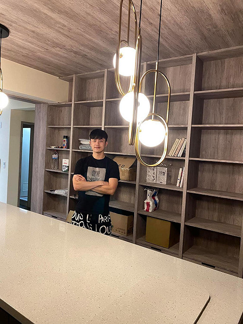 曾租到「伸腳就能碰到牆壁的套房」 焦糖陳嘉行今買房 用這句話感動媽媽 