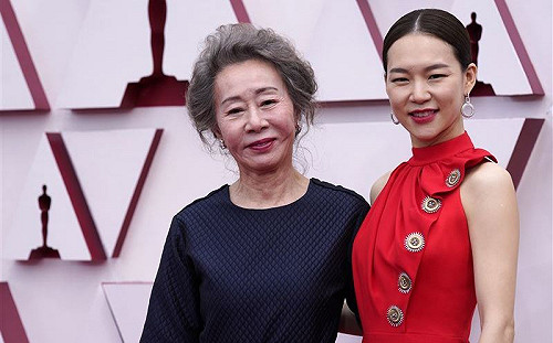 《夢想之地》配角韓藝璃奧斯卡禮服遭批「太中國風」！竟是名牌過季款