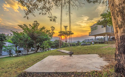 70歲阿公盪鞦韆　下秒「後空翻」落地！網跪：直接給滿分