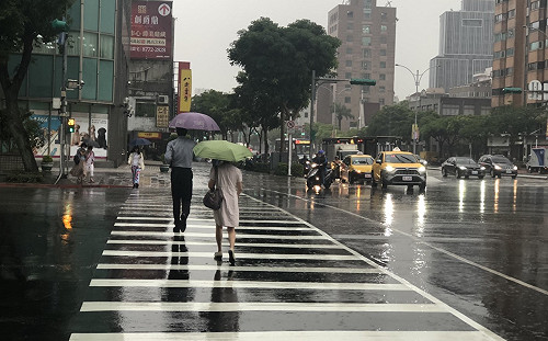 盧碧颱風外圍環流狂炸南台灣!高雄桃源、六龜區30條土石流紅色警戒