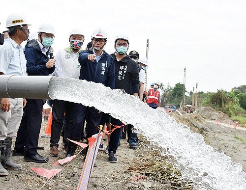 高雄新鑿水井出水了！陳其邁大呼：好療癒