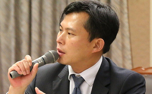 丁守中自爆「已施打AZ疫苗」還有7張高端股票 黃國昌怒轟「厚顏無恥」