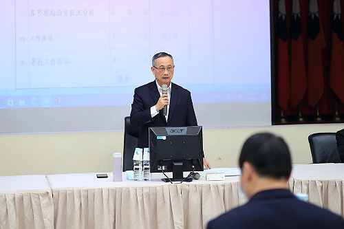 警政署長建議北市局長交手機自清惹議 基層：根本洗臉局長