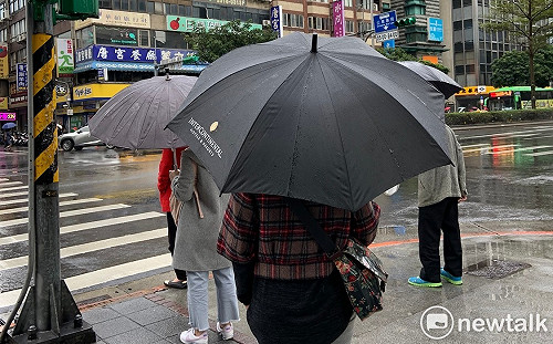 鋒面提前報到！明日起連3天影響台灣 氣象局曝降雨範圍