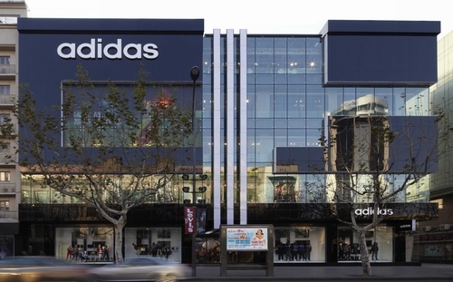 「小粉紅」玩假的!愛迪達營收爆增 王定宇:堅持自由、民主的人有福了