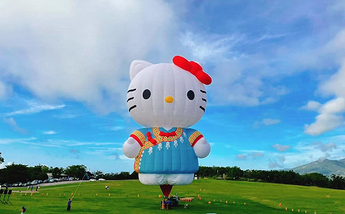 穿布農族衣服  HELLO KITTY造型熱氣球亮相