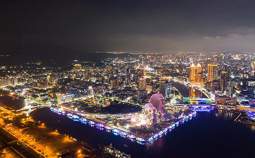 陳其邁接燈 在地子弟王國材返鄉見證台灣燈會重返高雄