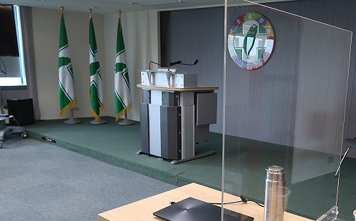 防疫升級!總統隨扈戴起透明手套、記者室架設透明塑膠版