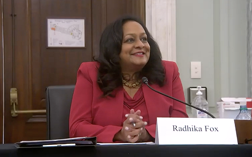 (影)「如果妳不乖 我就告訴妳爸爸」 受「美國夢」感動 美參議員向印裔官員說