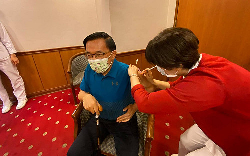 符合第8類施打資格 阿扁總統接種新冠疫苗呼籲「大家一起來」