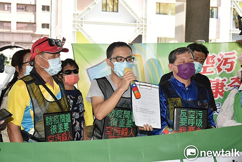 (影) 徐尚賢抗議政府擋疫苗 與警發生衝突 蔡正元怒批「高雄沒民主」