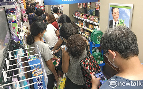 現場直擊》雙北三級警戒 民眾恐慌性採購 群聚感染風險增