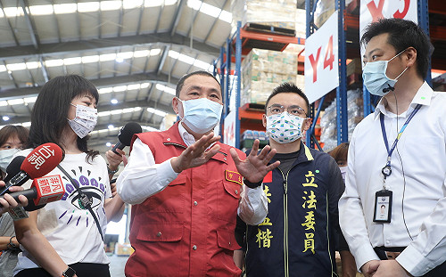 新北宣布場館據點關閉   侯友宜視察全家便利商店物流