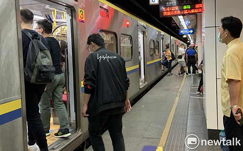 三級警戒》通勤族注意！台鐵停駛計畫延長至6/28：每天減逾71班