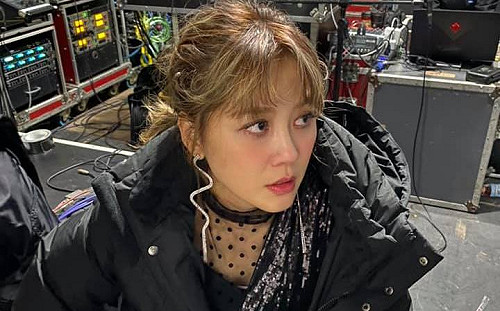 停課第一天媽媽快崩潰！嚴立婷曝兒子在家上課「毛超多」：血管要爆了