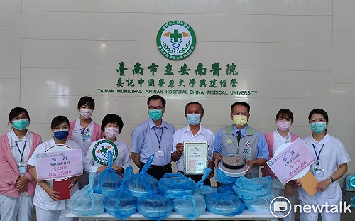 520送愛心紅蟳米糕 議員與餐廳一起為醫護人員加油打氣